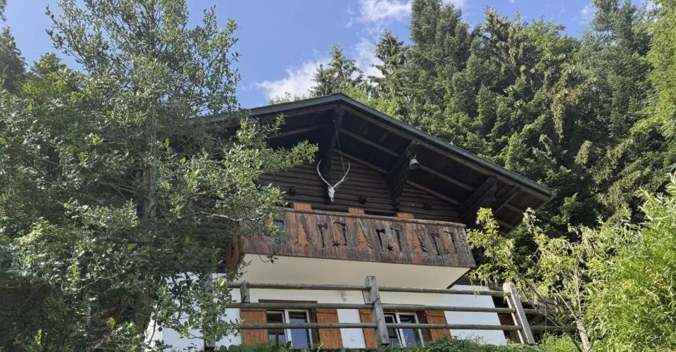 Chalet en rondins d'épicéa dans un écrin de verdure, avec vue sur la plaine du Rhône