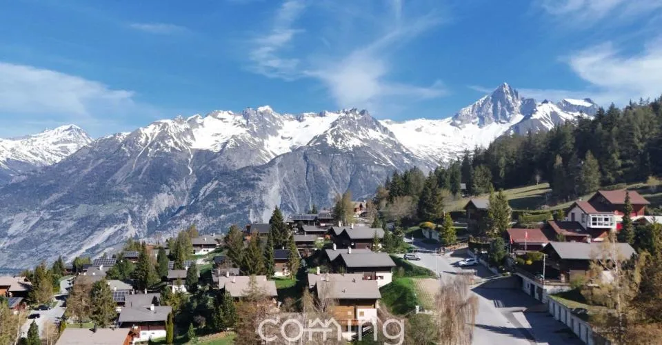 Vivre aujourd'hui, construire demain - Chalet avec réserve de terrain constructible de 1'800 m² à Bürchen, ensoleillé