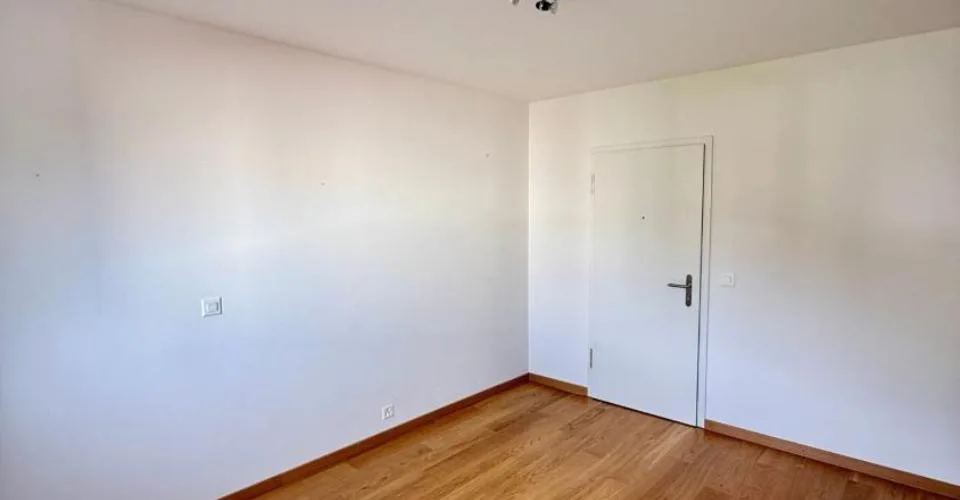 APPARTEMENT LUMINEUX EN TERRASSE DE 5.5 PCS & 148 M2 APROZ