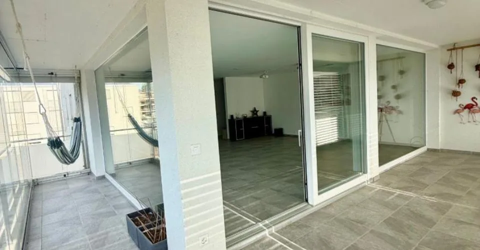 APPARTEMENT LUMINEUX EN TERRASSE DE 5.5 PCS & 148 M2 APROZ