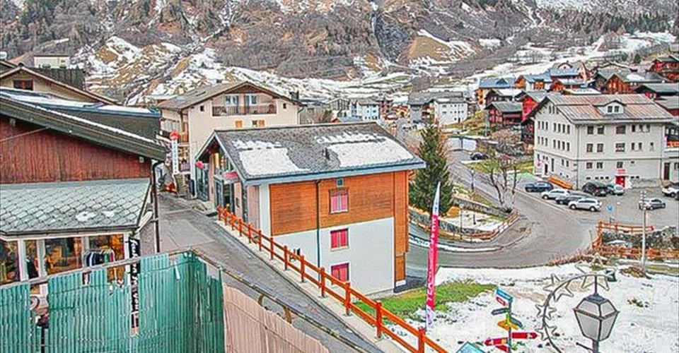 Appartement 3.5-17, appartement cozy de 3.5 pièces au centre avec 2 pièces supplémentaires dans les combles, balcon et une super vue