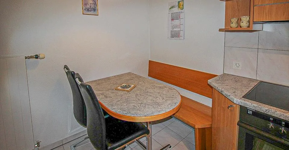 Appartement 3.5-17, appartement cozy de 3.5 pièces au centre avec 2 pièces supplémentaires dans les combles, balcon et une super vue