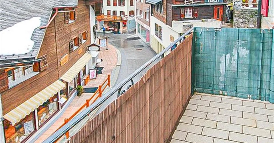 Appartement 3.5-17, appartement cozy de 3.5 pièces au centre avec 2 pièces supplémentaires dans les combles, balcon et une super vue