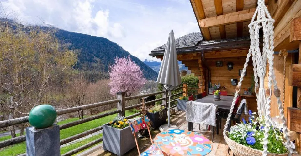 Bien rare : chalet de 2 logements à la Tsombe, en dessus de Montagnier