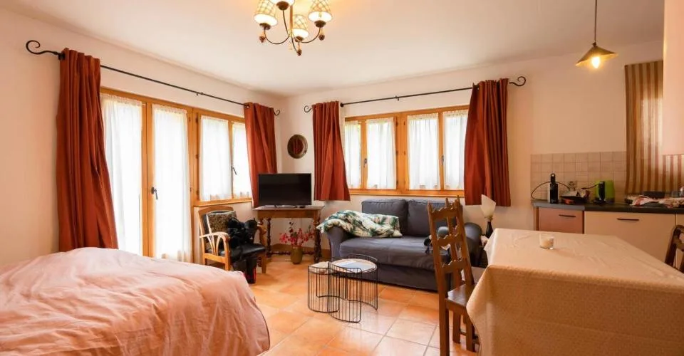 Bien rare : chalet de 2 logements à la Tsombe, en dessus de Montagnier