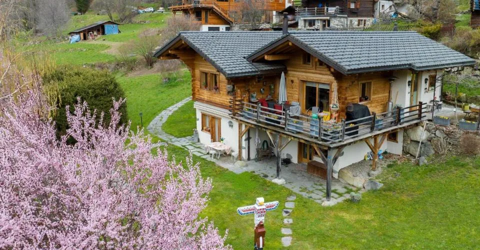Bien rare : chalet de 2 logements à la Tsombe, en dessus de Montagnier