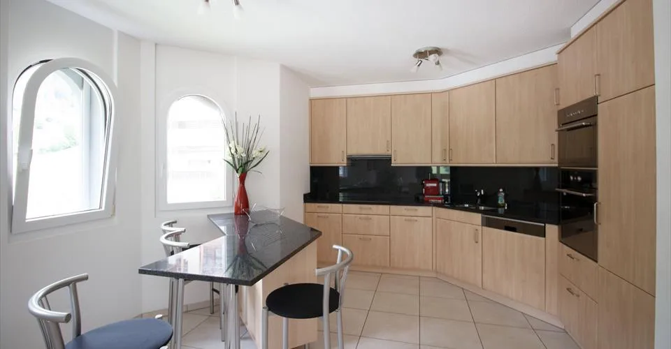 Résidence 5.5-02, Appartement luxueux et élégant de 5.5 pièces avec cheminée et belle vue panoramique sur les montagnes
