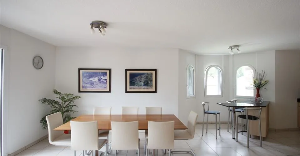 Résidence 5.5-02, Appartement luxueux et élégant de 5.5 pièces avec cheminée et belle vue panoramique sur les montagnes