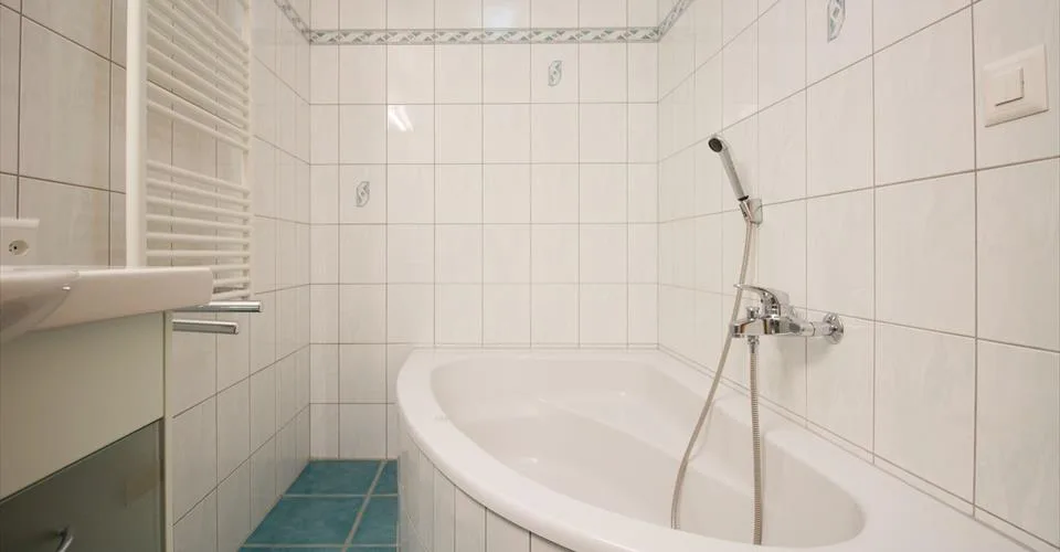 Résidence 5.5-02, Appartement luxueux et élégant de 5.5 pièces avec cheminée et belle vue panoramique sur les montagnes