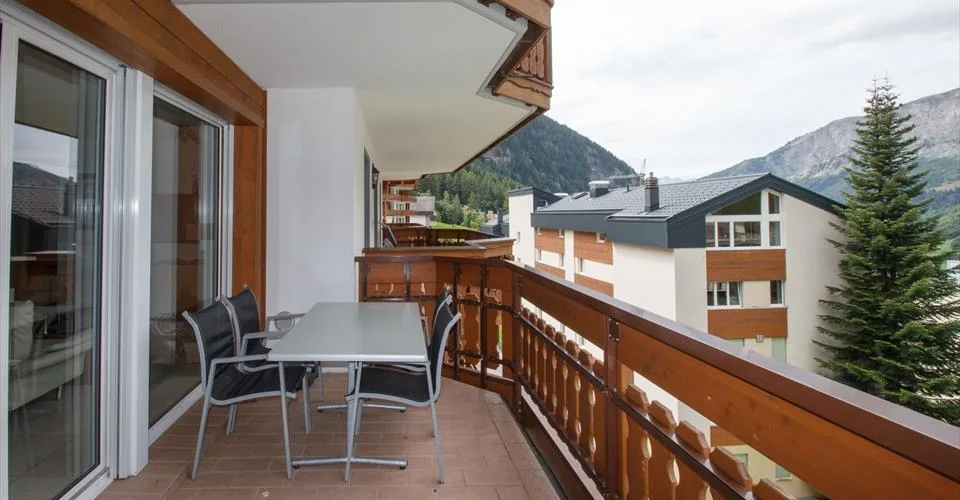 Résidence 5.5-02, Appartement luxueux et élégant de 5.5 pièces avec cheminée et belle vue panoramique sur les montagnes