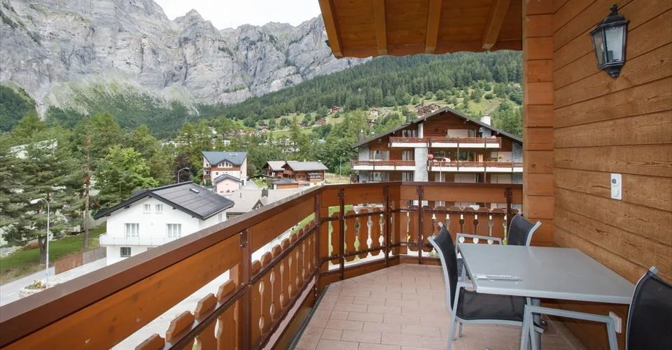Résidence 5.5-02, Appartement luxueux et élégant de 5.5 pièces avec cheminée et belle vue panoramique sur les montagnes