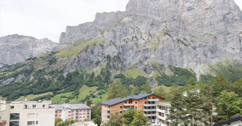 Résidence 5.5-02, Appartement luxueux et élégant de 5.5 pièces avec cheminée et belle vue panoramique sur les montagnes