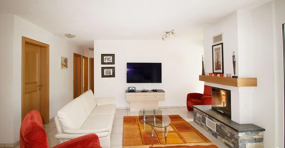 Résidence 5.5-02, Appartement luxueux et élégant de 5.5 pièces avec cheminée et belle vue panoramique sur les montagnes