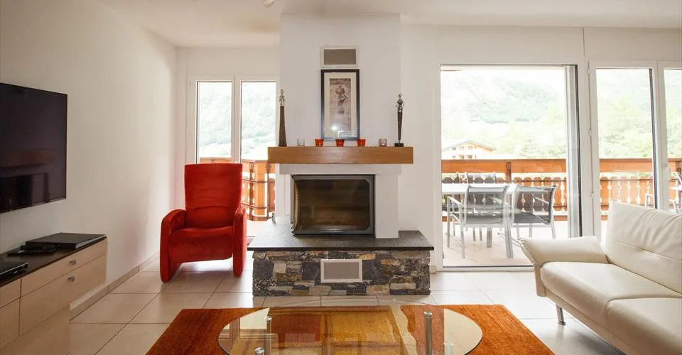 Résidence 5.5-02, Appartement luxueux et élégant de 5.5 pièces avec cheminée et belle vue panoramique sur les montagnes