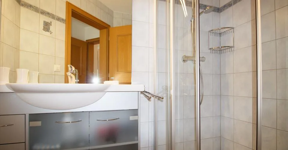 Résidence 5.5-02, Appartement luxueux et élégant de 5.5 pièces avec cheminée et belle vue panoramique sur les montagnes