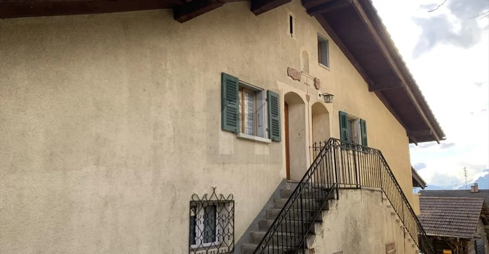 A vendre - Immeuble 2 appartements + grange + garage