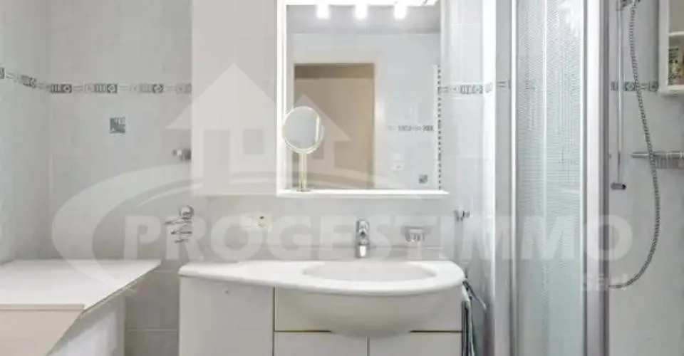 A RENOVER ENTIEREMENT AU COEUR DU VILLAGE