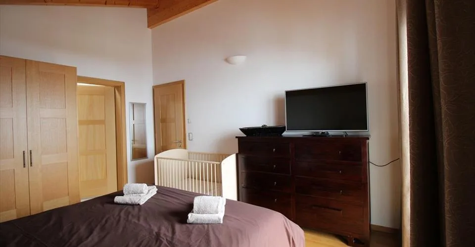 CHALET CH-03, chalet de luxe de 5.5 pièces, situation centrale et énsoleillée, directement à cotée de la piste de ski