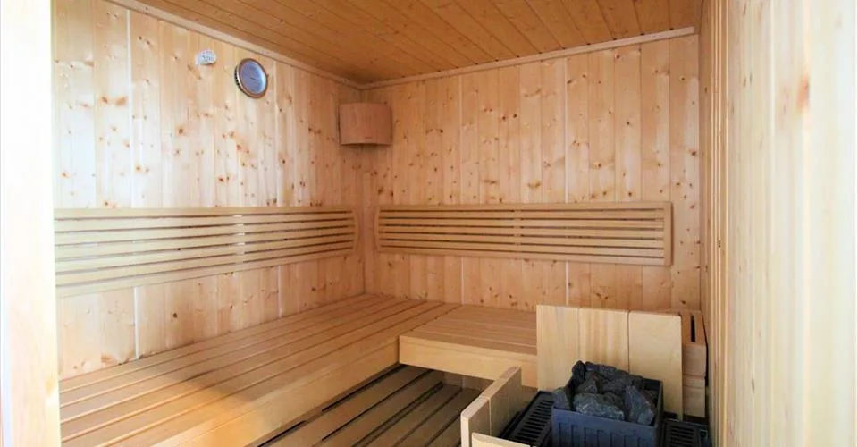 CHALET CH-03, chalet de luxe de 5.5 pièces, situation centrale et énsoleillée, directement à cotée de la piste de ski