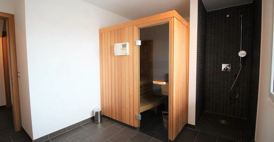 CHALET CH-03, chalet de luxe de 5.5 pièces, situation centrale et énsoleillée, directement à cotée de la piste de ski