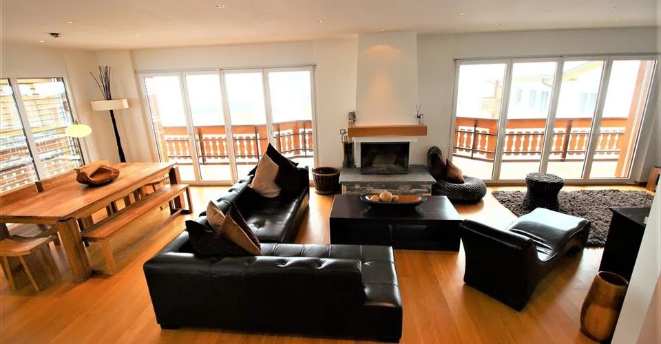 CHALET CH-03, chalet de luxe de 5.5 pièces, situation centrale et énsoleillée, directement à cotée de la piste de ski