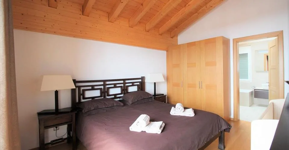 CHALET CH-03, chalet de luxe de 5.5 pièces, situation centrale et énsoleillée, directement à cotée de la piste de ski