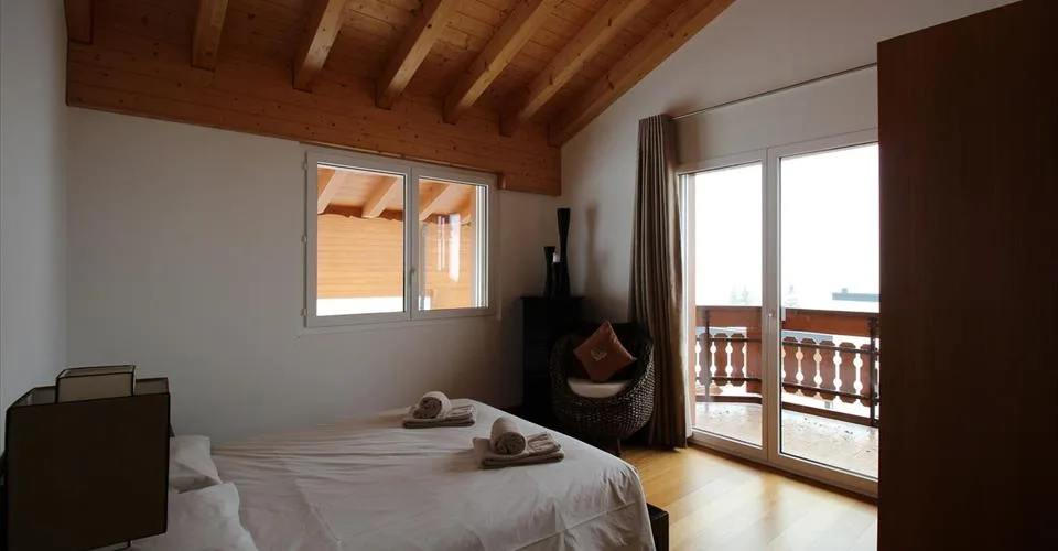 CHALET CH-03, chalet de luxe de 5.5 pièces, situation centrale et énsoleillée, directement à cotée de la piste de ski