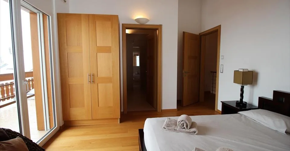 CHALET CH-03, chalet de luxe de 5.5 pièces, situation centrale et énsoleillée, directement à cotée de la piste de ski