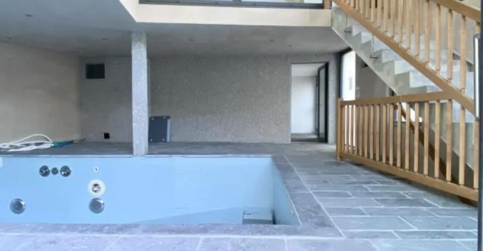 Villa avec piscine intérieure au centre du village – Foto 2 von 12