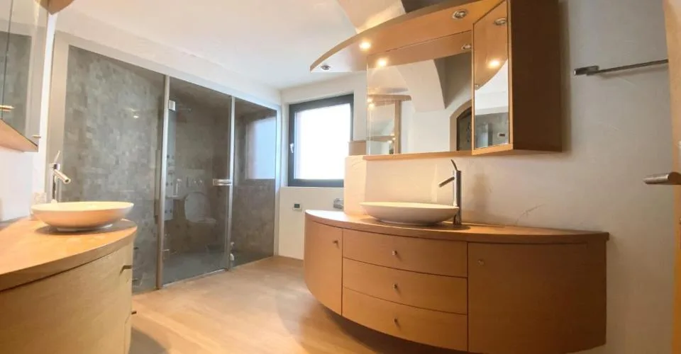 Villa avec piscine intérieure au centre du village – Foto 9 von 12