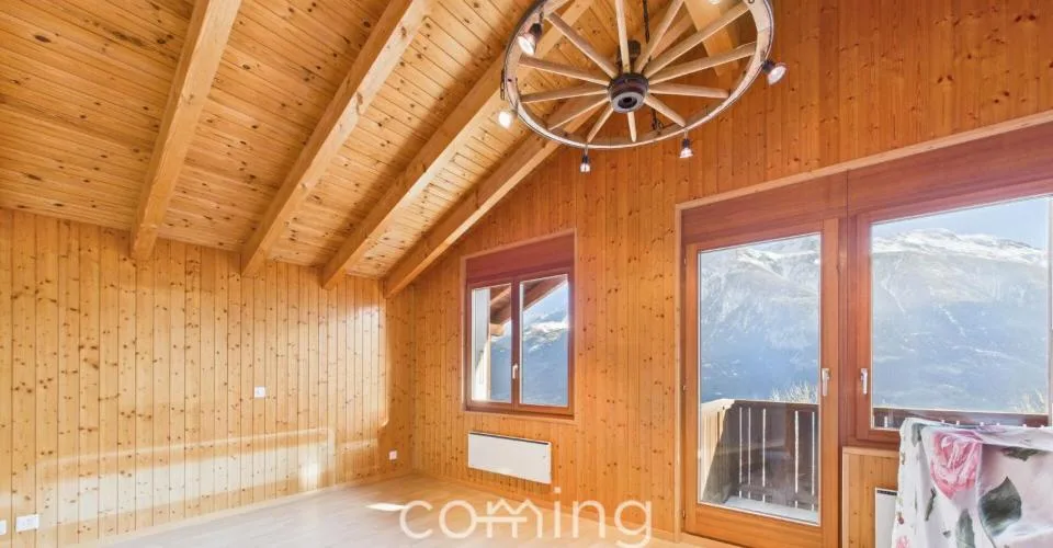 Vivre et construire à Mund - Chalet de 5.5 pièces avec jardin et quatre parcelles constructibles W2