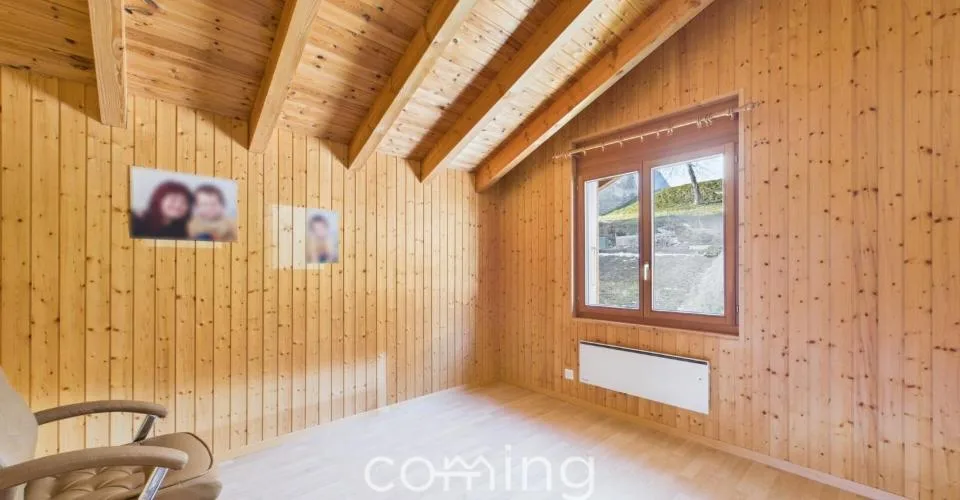 Vivre et construire à Mund - Chalet de 5.5 pièces avec jardin et quatre parcelles constructibles W2