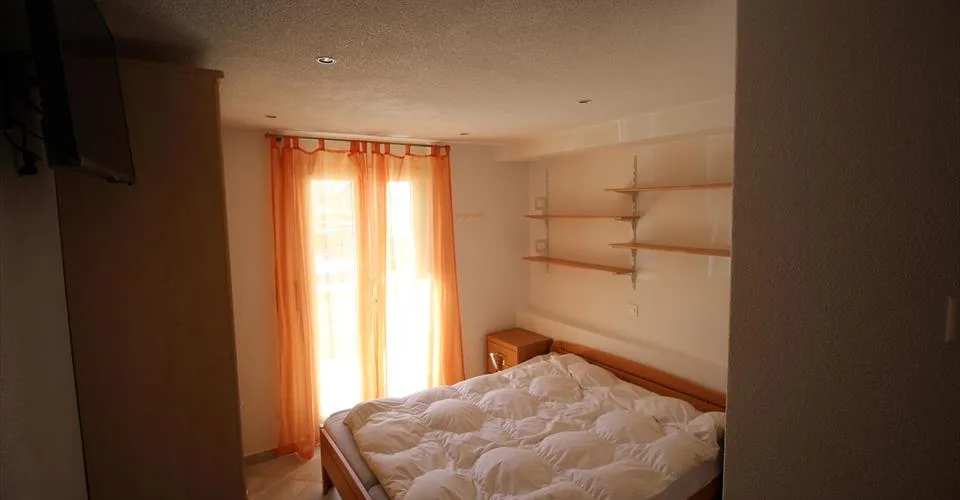 Demi-Maison 6.5-02, 3 appartements au rez