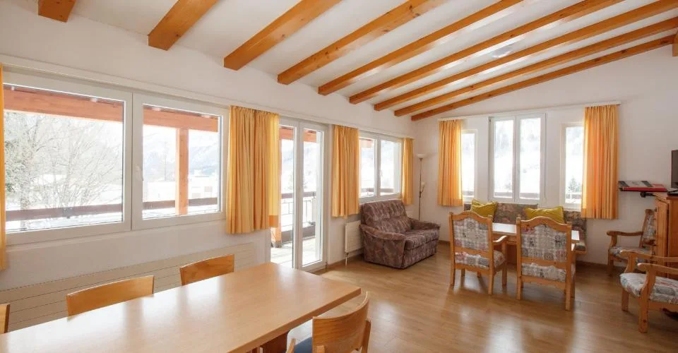 Appartement 4.5-13, appartement de 4,5 pièces de standing en plein centre-ville avec balcon et vue imprenable.