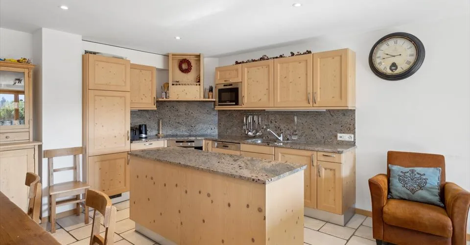 Magnifique appartement avec terrasse fleurie, cabane, jacuzzi privé, directement à côté des pistes de ski