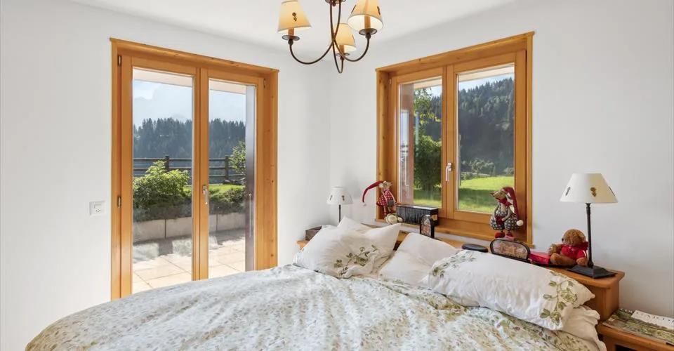 Magnifique appartement avec terrasse fleurie, cabane, jacuzzi privé, directement à côté des pistes de ski