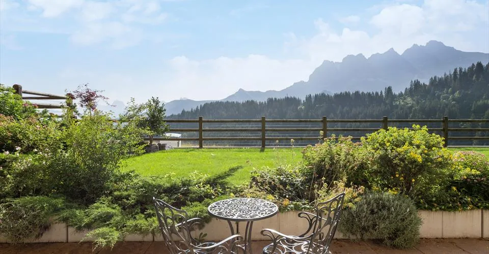 Magnifique appartement avec terrasse fleurie, cabane, jacuzzi privé, directement à côté des pistes de ski
