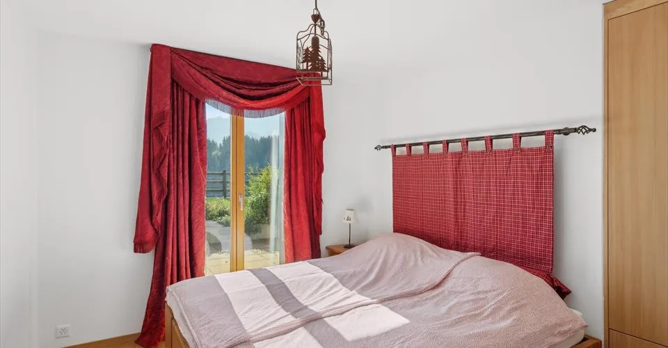 Magnifique appartement avec terrasse fleurie, cabane, jacuzzi privé, directement à côté des pistes de ski