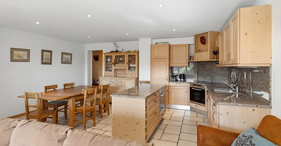 Magnifique appartement avec terrasse fleurie, cabane, jacuzzi privé, directement à côté des pistes de ski