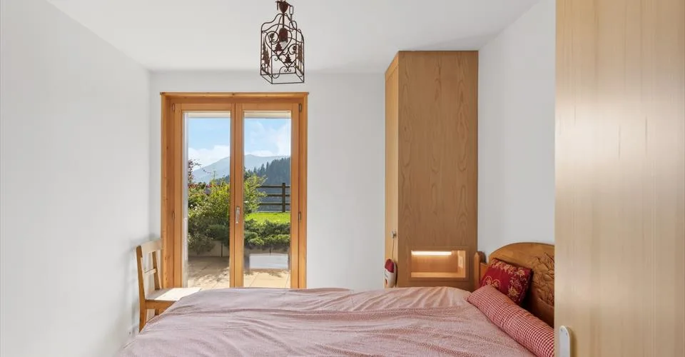Magnifique appartement avec terrasse fleurie, cabane, jacuzzi privé, directement à côté des pistes de ski