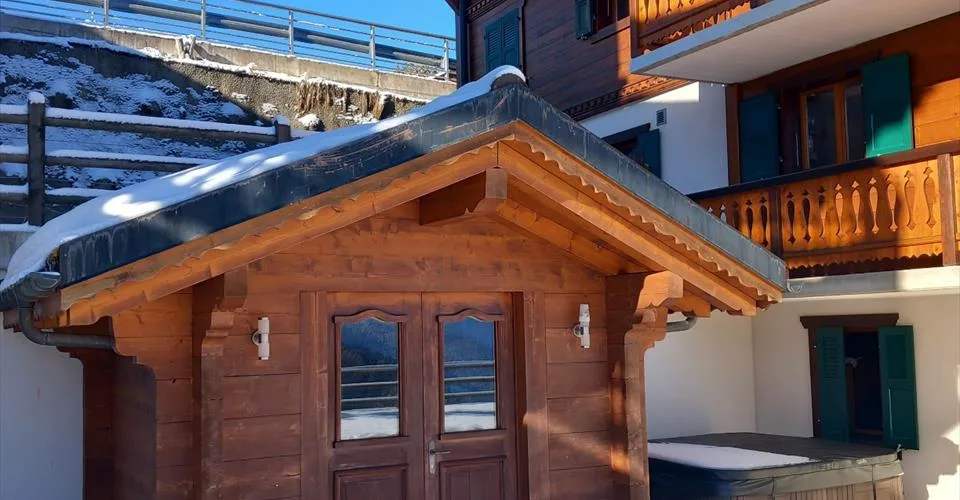 Magnifique appartement avec terrasse fleurie, cabane, jacuzzi privé, directement à côté des pistes de ski