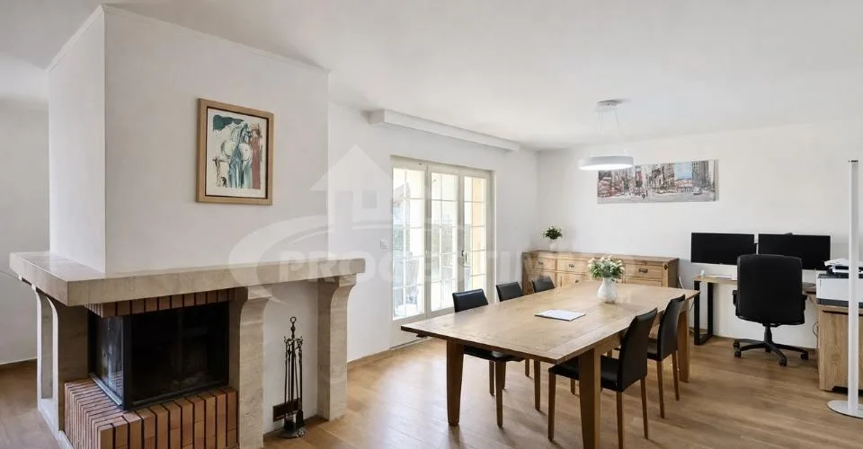 VILLA MIT 6,5 ZIMMERN, ÜPPIGEN VOLUMEN UND GROSSEM POTENZIAL FÜR ERWEITERUNG – Foto 2 von 13