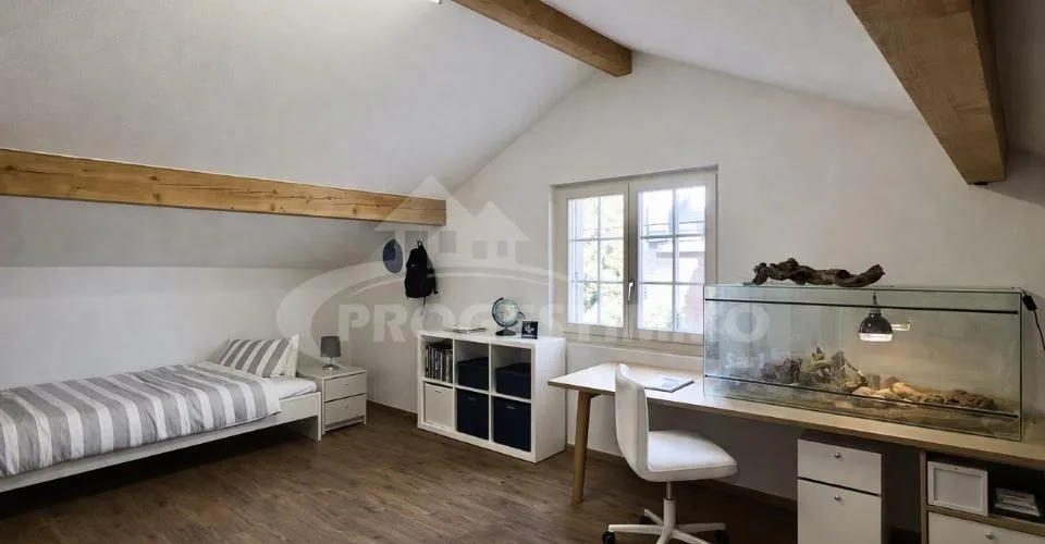 VILLA MIT 6,5 ZIMMERN, ÜPPIGEN VOLUMEN UND GROSSEM POTENZIAL FÜR ERWEITERUNG – Foto 6 von 13