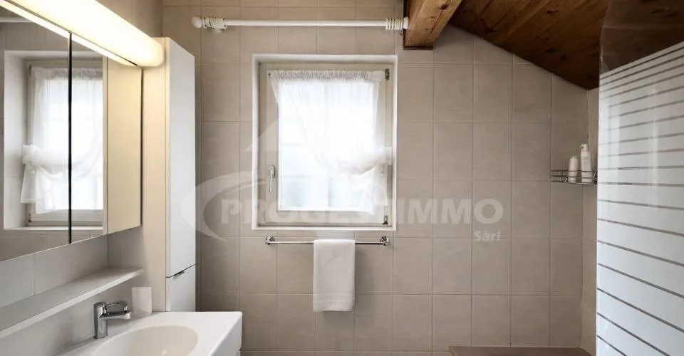 VILLA MIT 6,5 ZIMMERN, ÜPPIGEN VOLUMEN UND GROSSEM POTENZIAL FÜR ERWEITERUNG – Foto 11 von 13