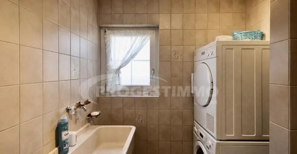 VILLA MIT 6,5 ZIMMERN, ÜPPIGEN VOLUMEN UND GROSSEM POTENZIAL FÜR ERWEITERUNG – Foto 12 von 13