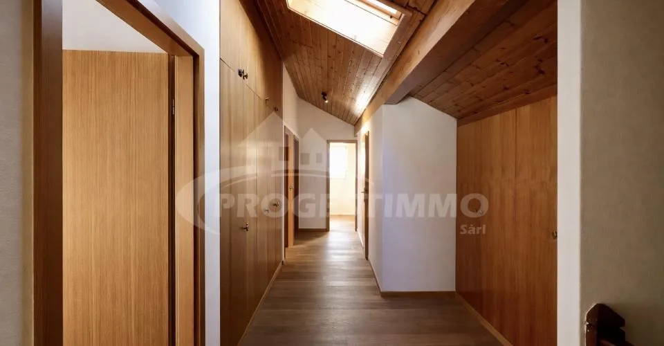 VILLA MIT 6,5 ZIMMERN, ÜPPIGEN VOLUMEN UND GROSSEM POTENZIAL FÜR ERWEITERUNG – Foto 10 von 13