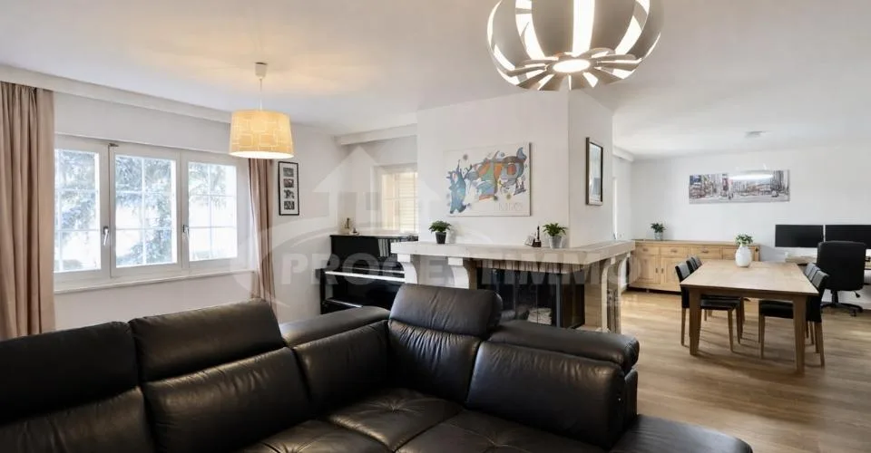 VILLA MIT 6,5 ZIMMERN, ÜPPIGEN VOLUMEN UND GROSSEM POTENZIAL FÜR ERWEITERUNG – Foto 5 von 13