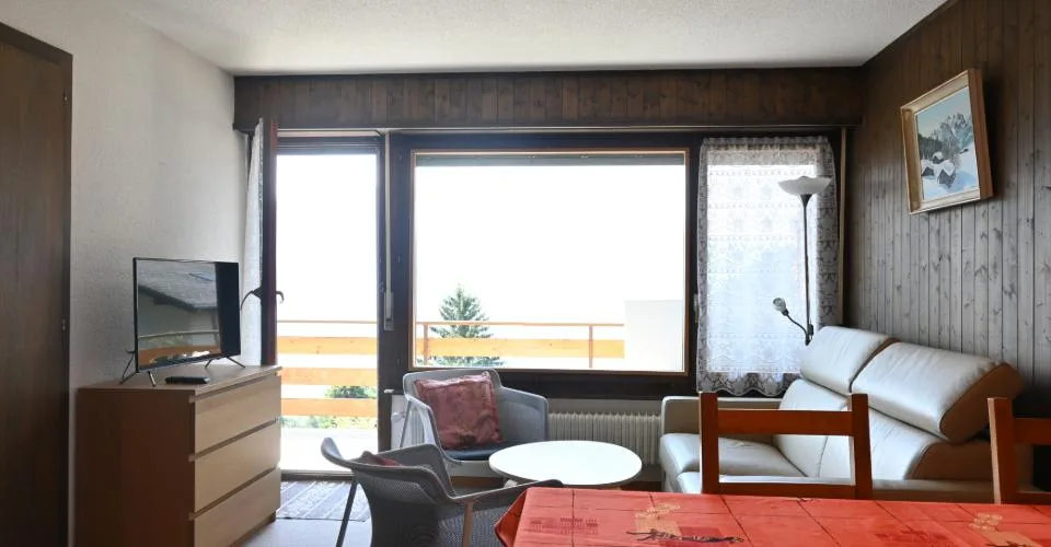 Charmant appartement de 3 pièces d’environ 40 m2, complété par un grand balcon d’angle ~ 13 m2 orienté sud