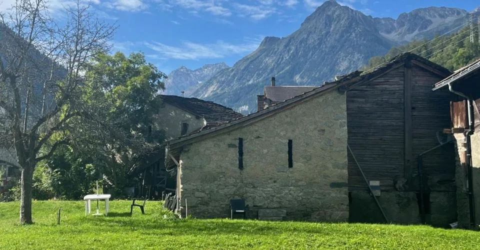 Au coeur du village d'Orsières, maison et grange à rénover avec belle surface extèrieure
