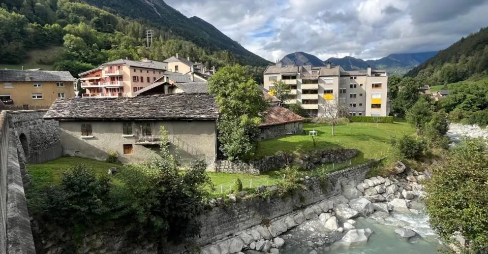 Au coeur du village d'Orsières, maison et grange à rénover avec belle surface extèrieure
